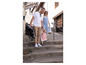 Une famille avec une poussette compacte sur un escalier en ville.