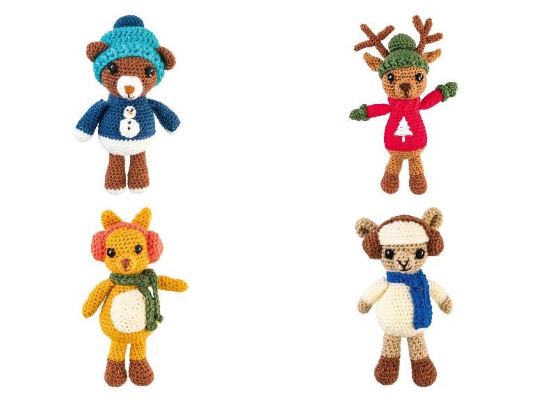Quatre peluches au crochet : un ours, un renne, un renard et un mouton, tous en tenue d'hiver.
