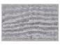 Un tapis de bain gris avec une texture douce.