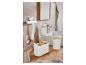 Accessoires de salle de bain, dont une raclette, un distributeur et une boîte de rangement.