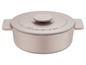 Une cocotte en fonte de couleur gris clair avec couvercle de MasterPro.