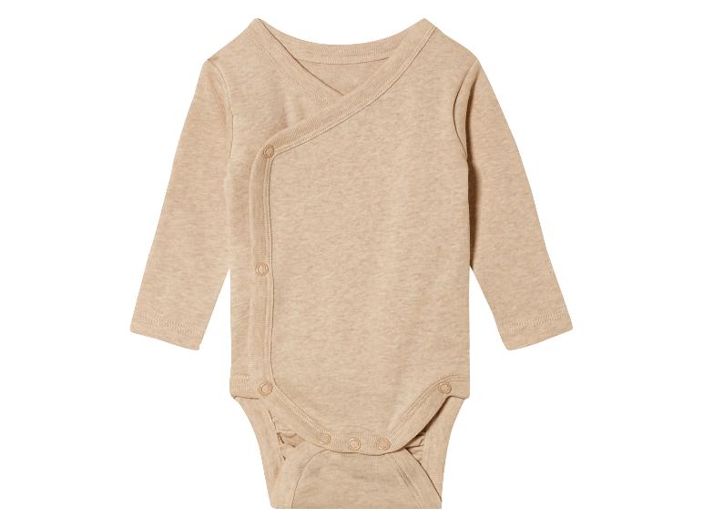 Un body bébé beige à manches longues.