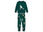 Un pyjama de Noël avec des rennes et un sapin de Noël.
