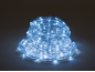 Guirlande lumineuse LED enroulée, émettant une lumière blanche et froide.