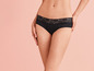 Une femme porte des culottes noires en dentelle.
