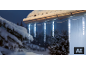 Guirlande lumineuse LED en forme de glaçons sur une gouttière enneigée.