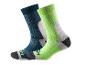 Deux chaussettes de sport bleues et vert lime avec des détails gris et noirs.