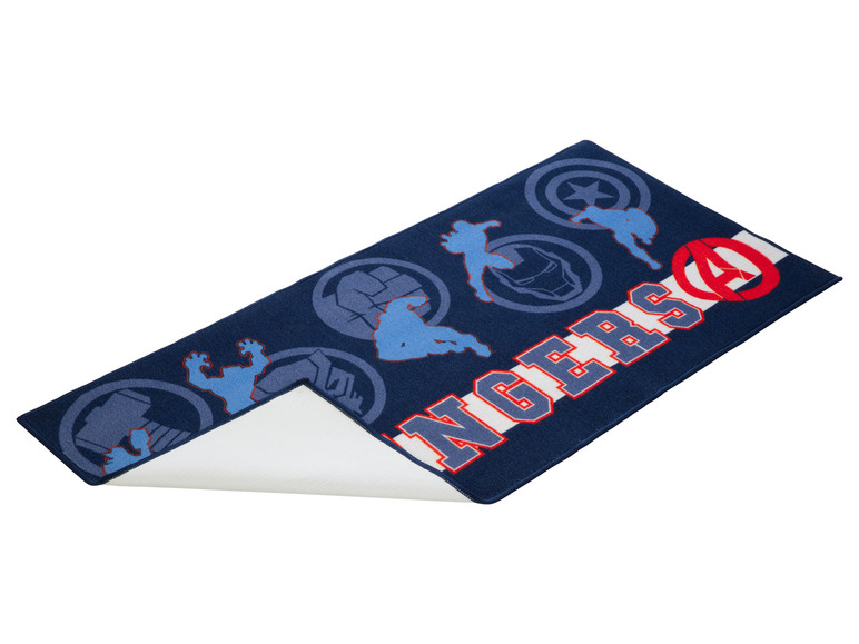 Un tapis bleu sur le thème des Avengers.