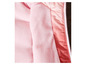 Détail d'une veste en polaire rose avec une fermeture éclair blanche.