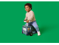 Enfant heureux assis sur un camion jouet en bois avec volant.