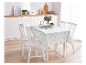 Ensemble salle à manger blanc avec nappe grise et chaises blanches.