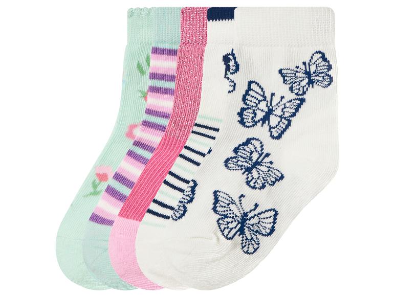 Quatre paires de chaussettes pour enfants avec des motifs variés : fleurs, rayures et papillons.