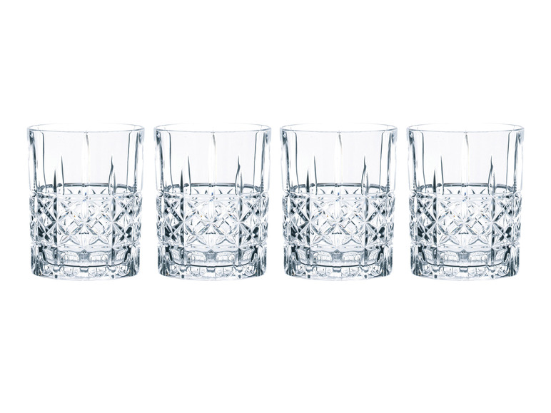 Quatre verres avec un motif gravé