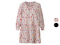 Une robe blanche à manches longues recouverte de petites fleurs.