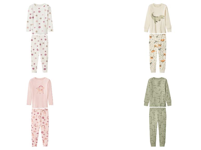 Quatre ensembles de pyjamas pour enfants: motifs floraux, dinosaures, licornes et smileys.