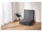 Matelas pliable gris dans une pièce claire.