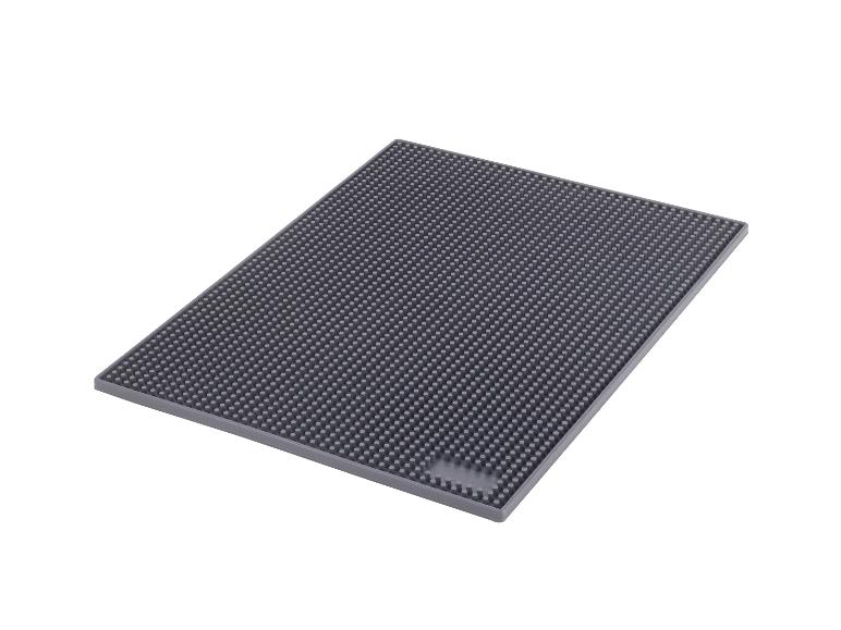 Tapis de bar rectangulaire gris avec des picots cylindriques uniformément espacés.