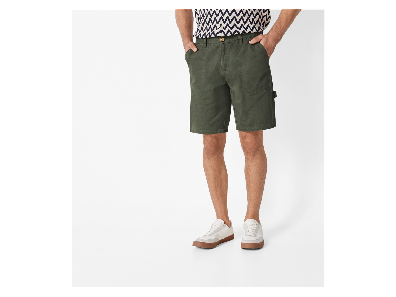 Shorts cargo vert olive et baskets blanches.
