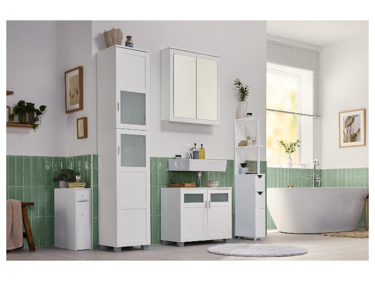 Une salle de bain moderne avec des armoires de rangement blanches, une baignoire îlot et des murs carrelés verts.