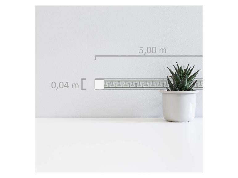 Bordure décorative avec motif grec, 0,04m de large et 5,00m de long, sur un mur blanc.