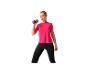 Femme en vêtements de sport rose et noir utilisant des haltères Crivit.