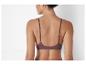 Une femme porte un soutien-gorge marron sans couture.