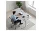Homme travaillant sur un ordinateur portable à un bureau réglable en hauteur dans un bureau moderne.