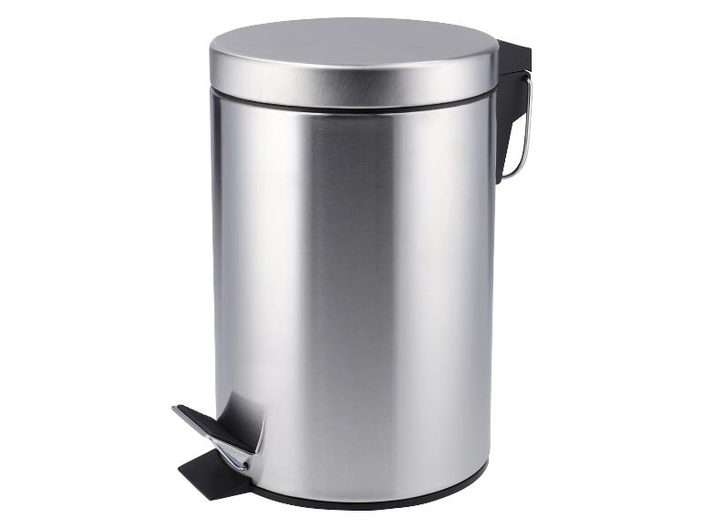 Poubelle à pédale en acier inoxydable avec pédale et poignée noires.