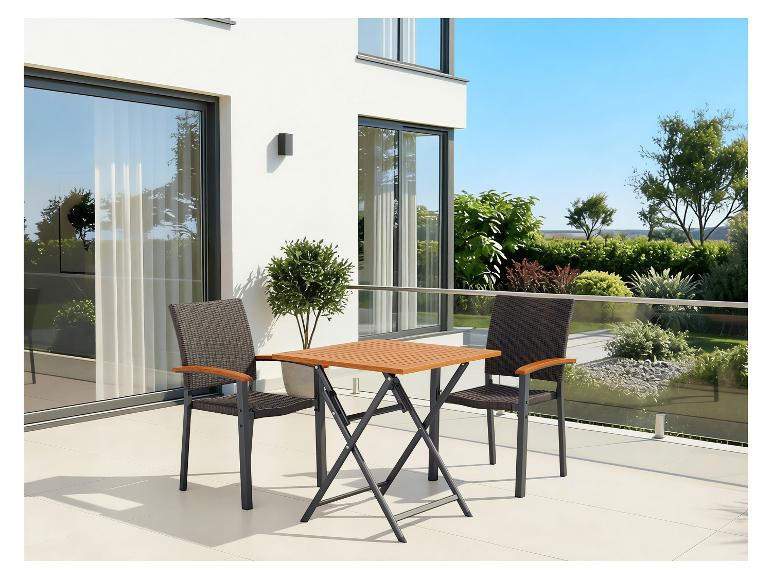 Ensemble de mobilier de jardin sur une terrasse : table pliante et deux chaises.
