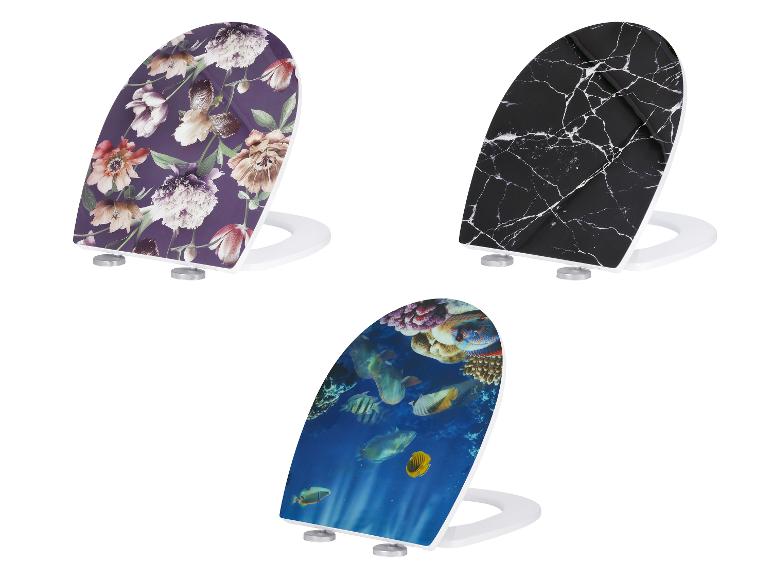 Trois abattants de toilettes avec différents motifs: floral, marbre et monde sous-marin.