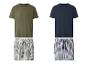 Deux ensembles de pyjamas pour hommes : un t-shirt vert avec un short rayé et un Henley bleu marine avec un short à carreaux.