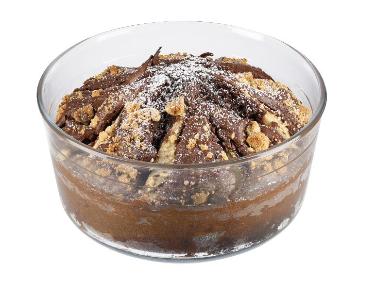 Gâteau au chocolat et aux poires, crumble, sucre glace.