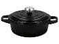 Cocotte en fonte noire avec couvercle et bouton argenté.