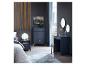 Chambre à coucher bleu foncé avec lit, commode, coiffeuse et miroirs de style moderne.