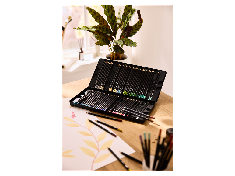 Ensemble de crayons de couleur CRELANDO® Buntstifte sur une table en bois avec un dessin.