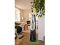 Ventilateur sans pales dans un salon chaleureux avec cheminée.