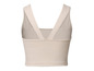 Top beige à bretelles fines avec un décolleté en V.