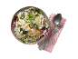 Pâtes crémeuses au fromage bleu, sauge, radicchio et roquette dans un bol avec des couverts.