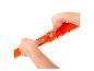 Mains d'enfant connectant des pièces de piste de jouet orange avec un petit emblème rouge.