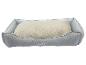 Un lit pour chien gris Zoo-farj avec un coussin beige.