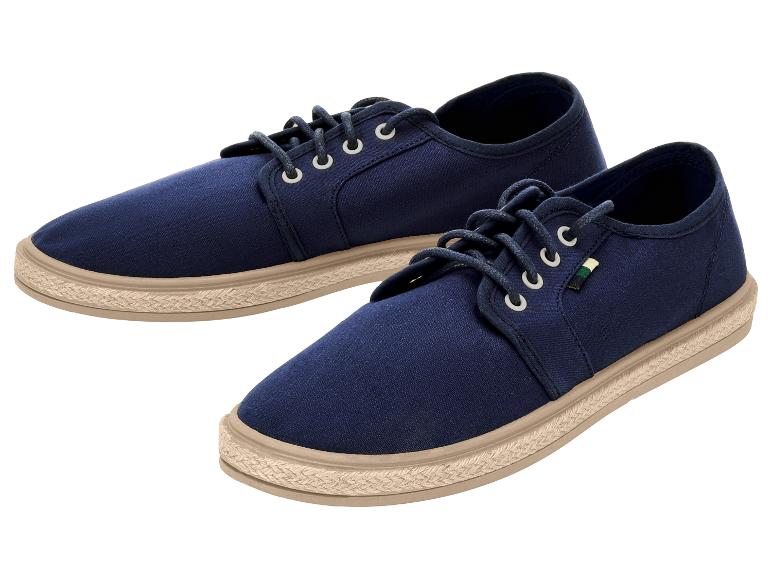 Paire de chaussures en toile bleu marine à lacets avec semelle espadrille.
