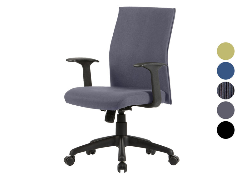 Un fauteuil de bureau gris avec des accoudoirs et des roulettes.