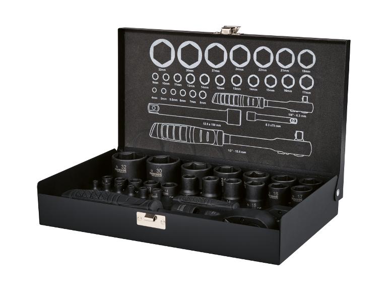 Boîte à outils noire ouverte avec clés à douille et cliquets de différentes tailles.
