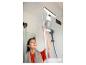Femme nettoyant une paroi de douche avec un nettoyeur de vitres électrique.