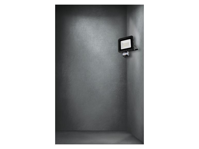Spot LED extérieur avec détecteur de mouvement, fixé au mur.