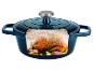 Cocotte bleue avec poulet rôti, ail et herbes, coupe transversale montrant vapeur et condensation.