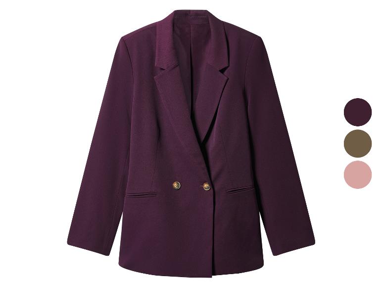 Blazer violet foncé avec boutons marron et palette de couleurs assortie.