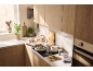 Cuisine moderne avec une casserole et une poêle sur une plaque à induction et des accessoires de cuisine.