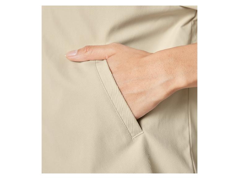 Une veste beige avec une poche.