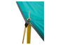 Détail d'une tente bleue avec une perche jaune.
